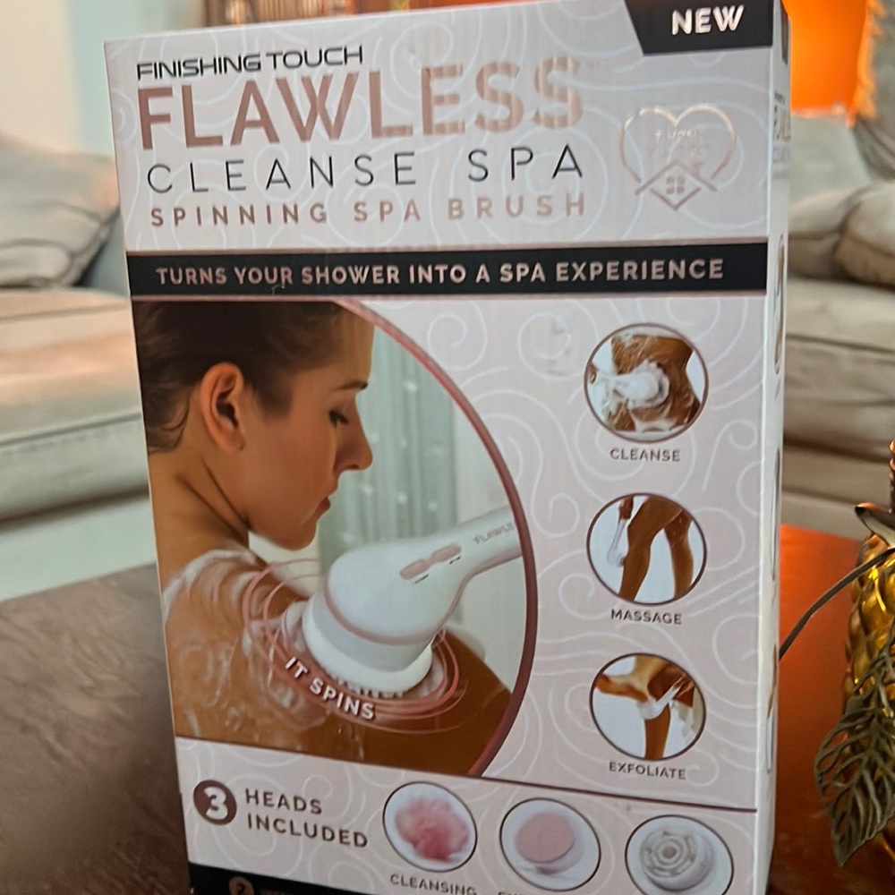 Flawless Cleanse w/ spinning spa brush
